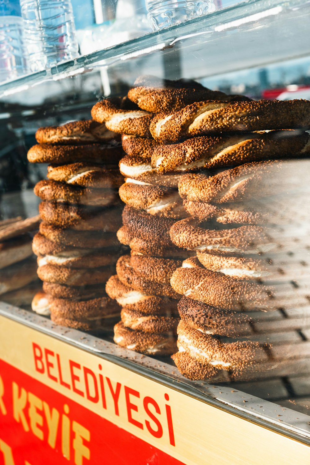 Un montón de rosquillas se apilan una encima de la otra