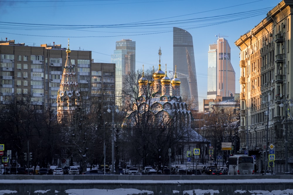 Una vista de una ciudad con muchos edificios altos