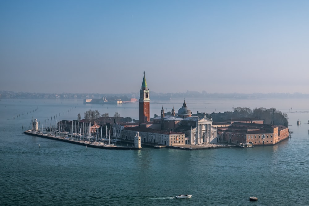 eine Insel mit einem Uhrturm mitten im Wasser