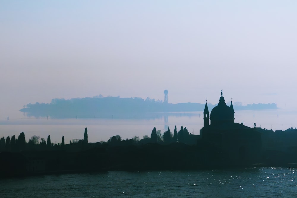 ein großes Gewässer mit einer Stadt im Hintergrund