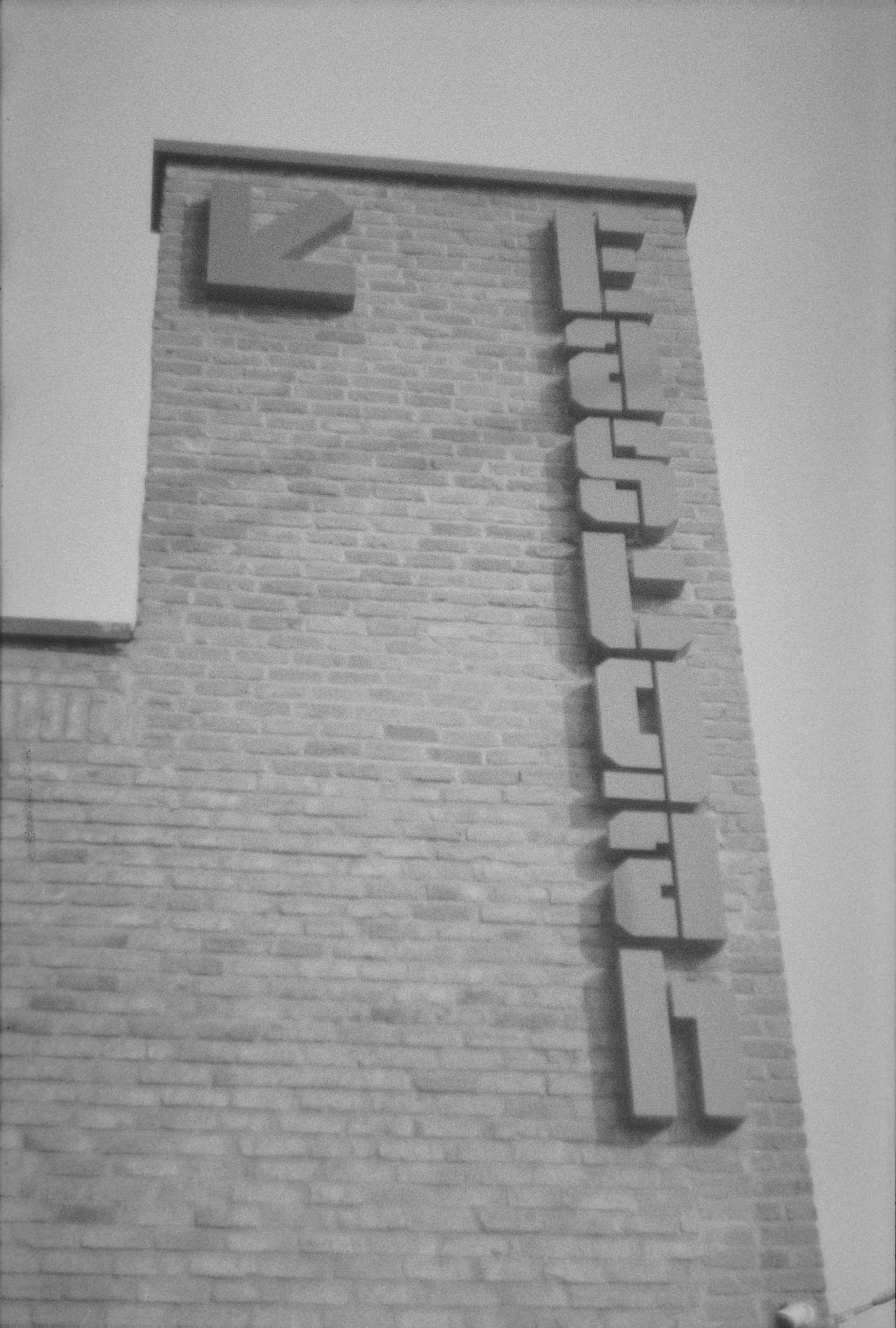 une photo en noir et blanc d’un bâtiment en brique