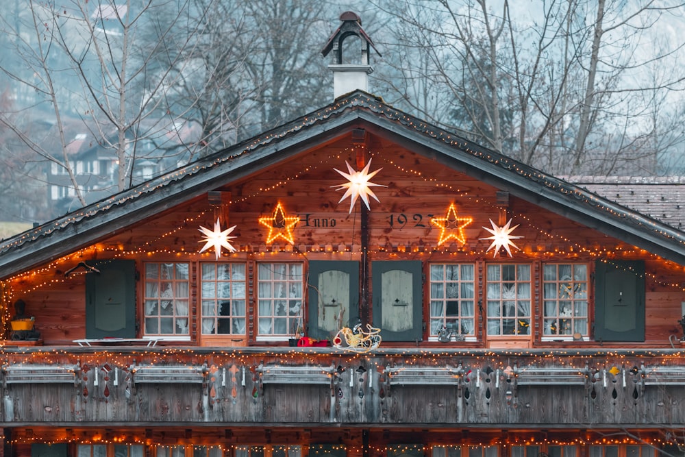 ein Holzgebäude mit Weihnachtsbeleuchtung darauf