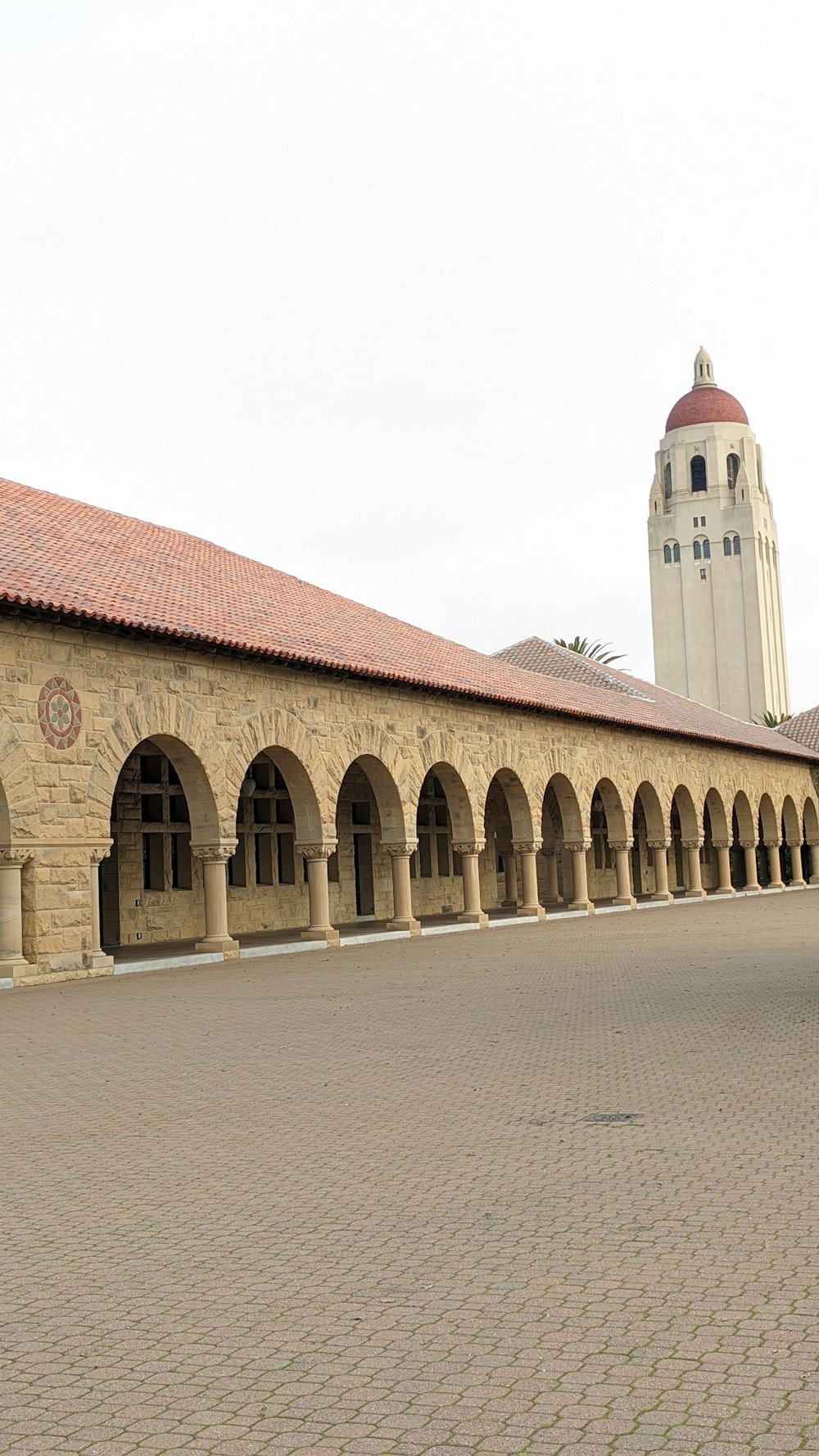 Un grande edificio con una torre dell'orologio sullo sfondo