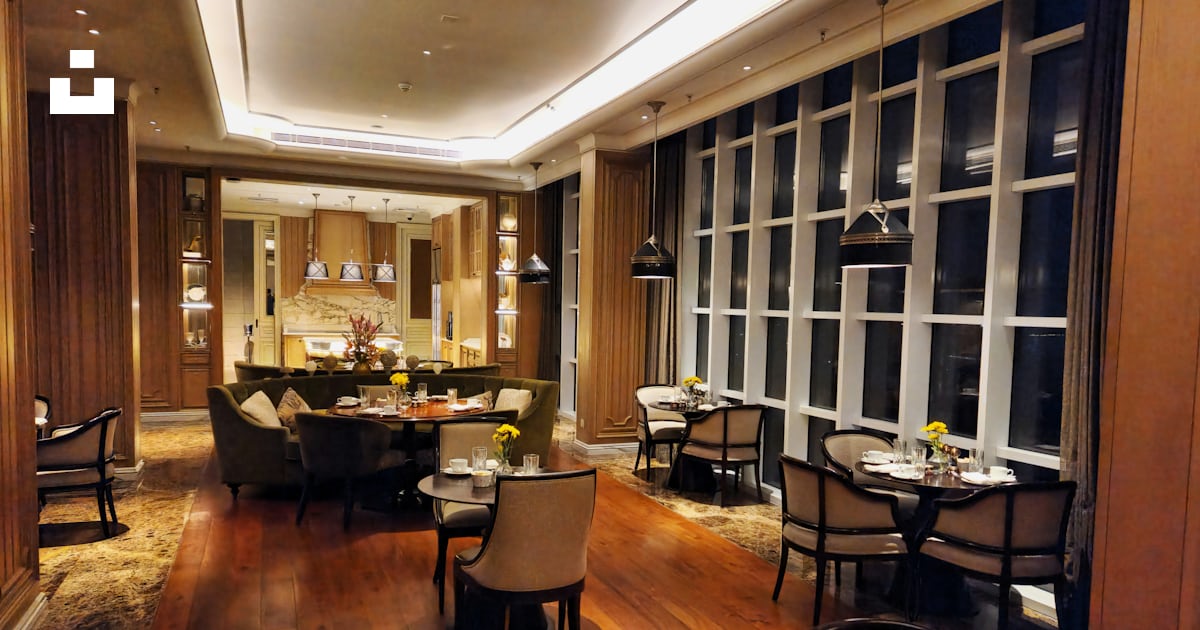 A dining room with a lot of tables and chairs photo – Free The ritz ...