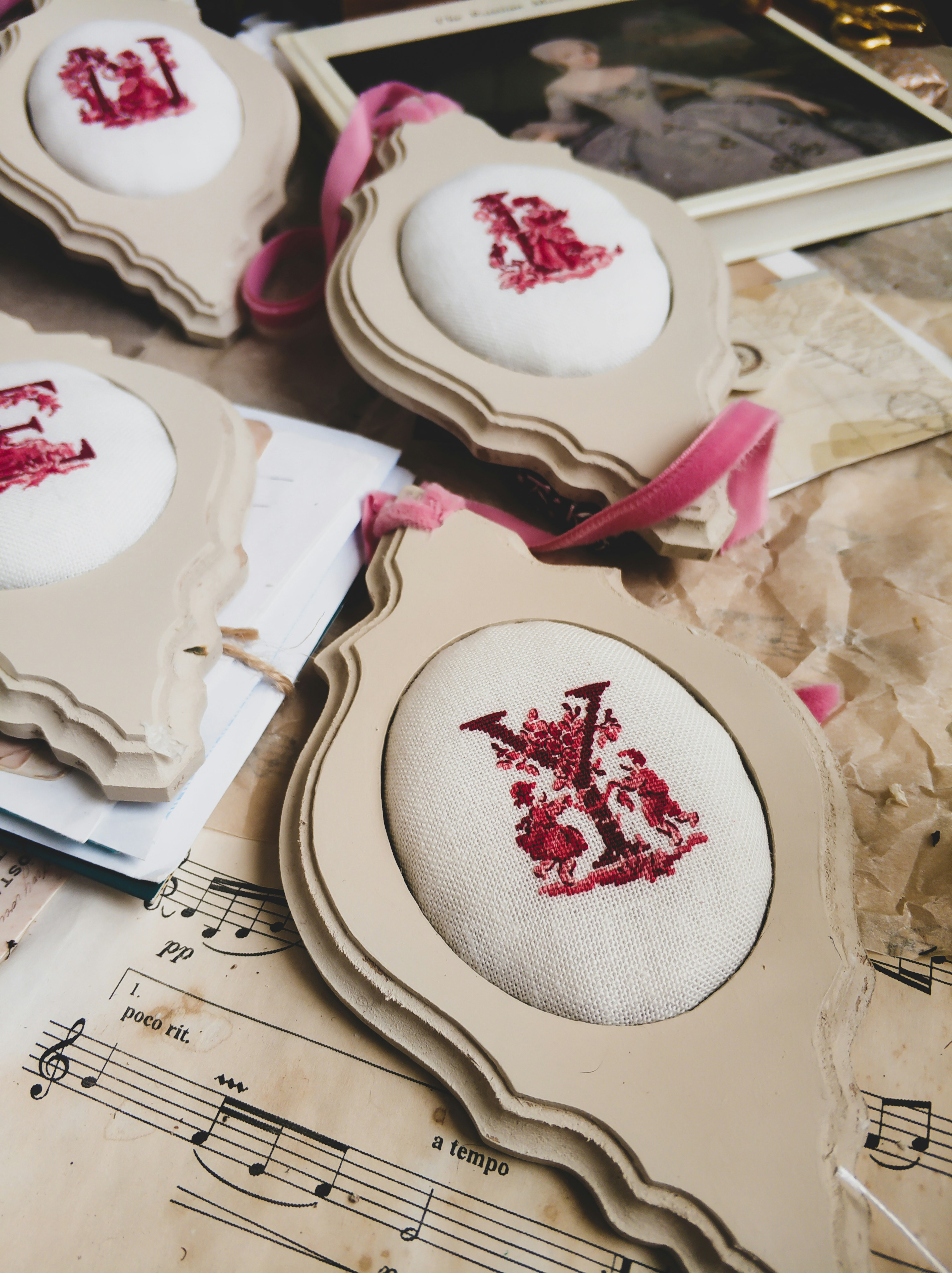 Nahaufnahme einer Schere auf einem Tisch