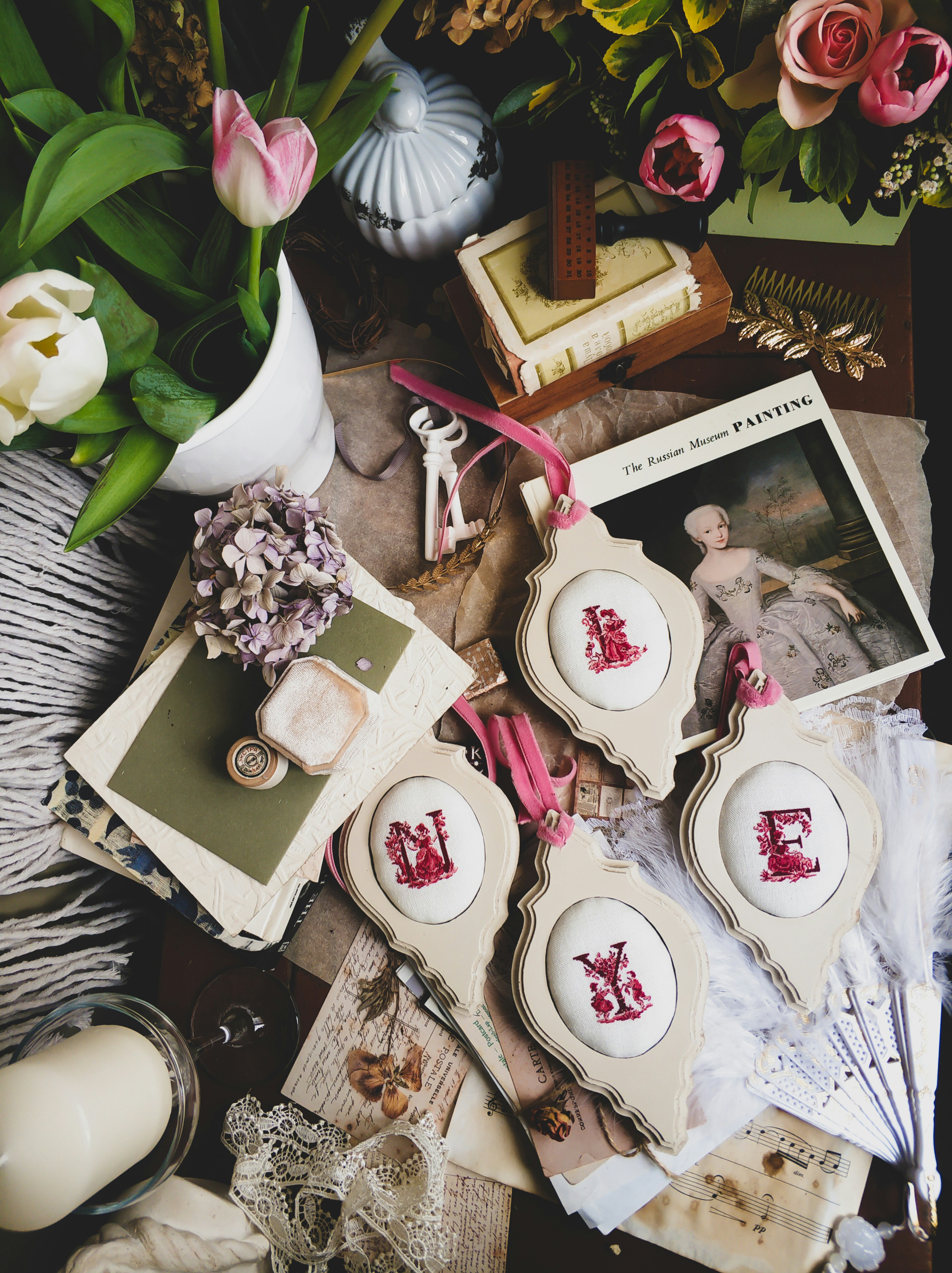 ein Tisch mit Tellern und Blumen auf einem Tisch