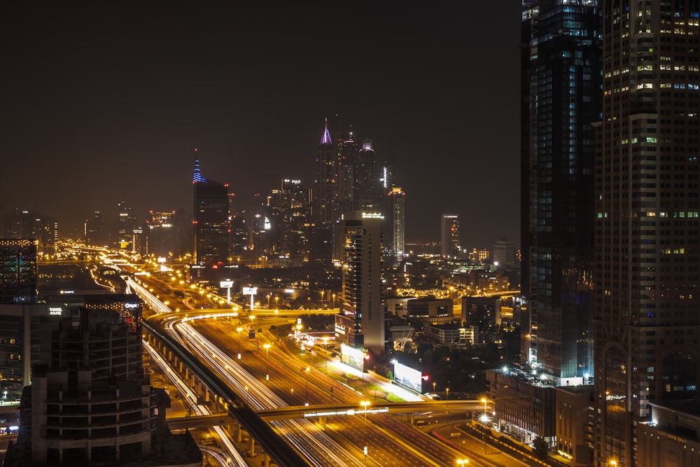 Une vue nocturne d’une ville avec une autoroute