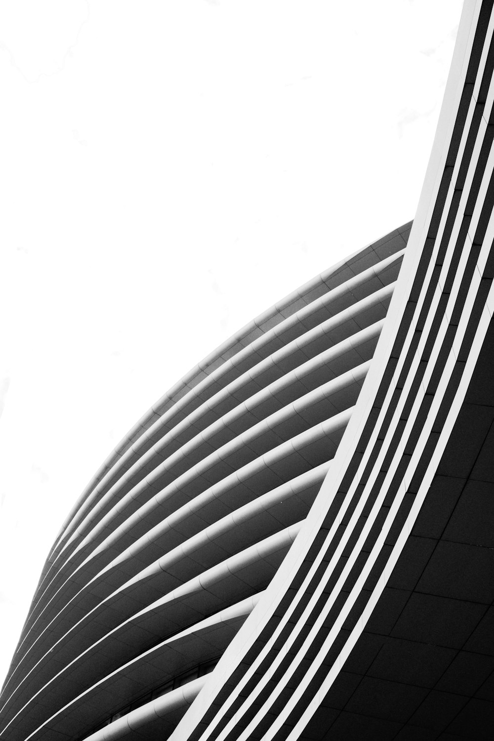 ein Schwarz-Weiß-Foto eines Gebäudes