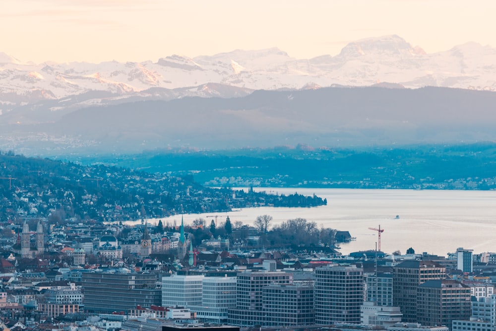 une vue d’une ville avec des montagnes en arrière-plan