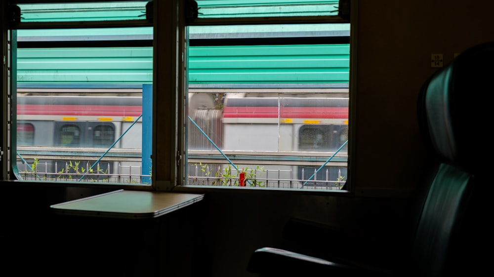 Una vista di un treno dall'interno di un vagone ferroviario