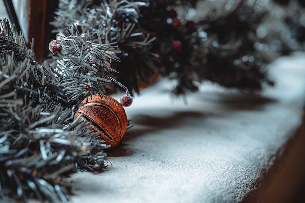 Um close up de uma árvore de Natal com uma bola sobre ela