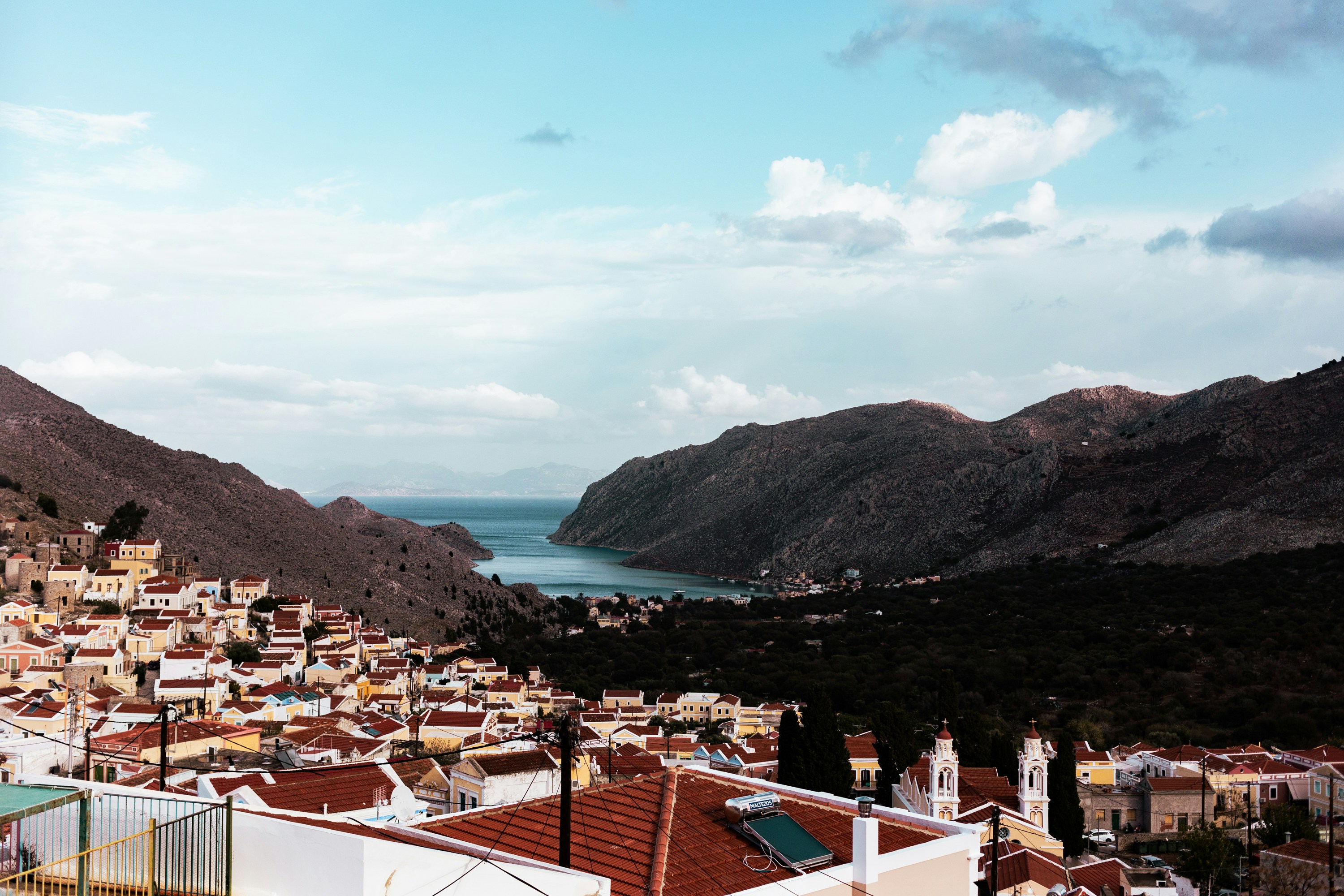 Una vista de una ciudad con montañas al fondo