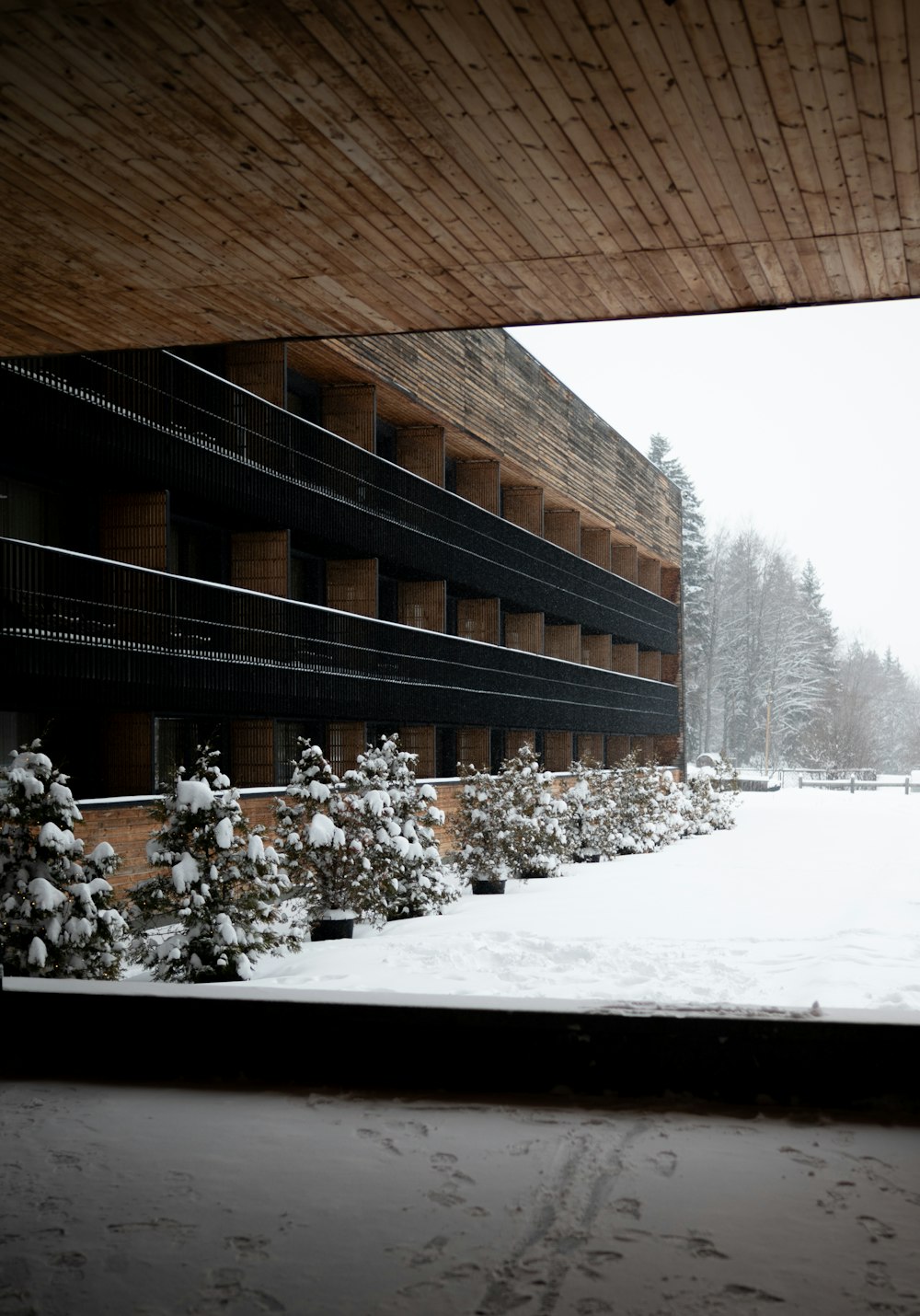 ein Gebäude mit Schnee auf dem Boden daneben