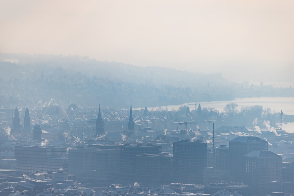 uma vista de uma cidade no nevoeiro