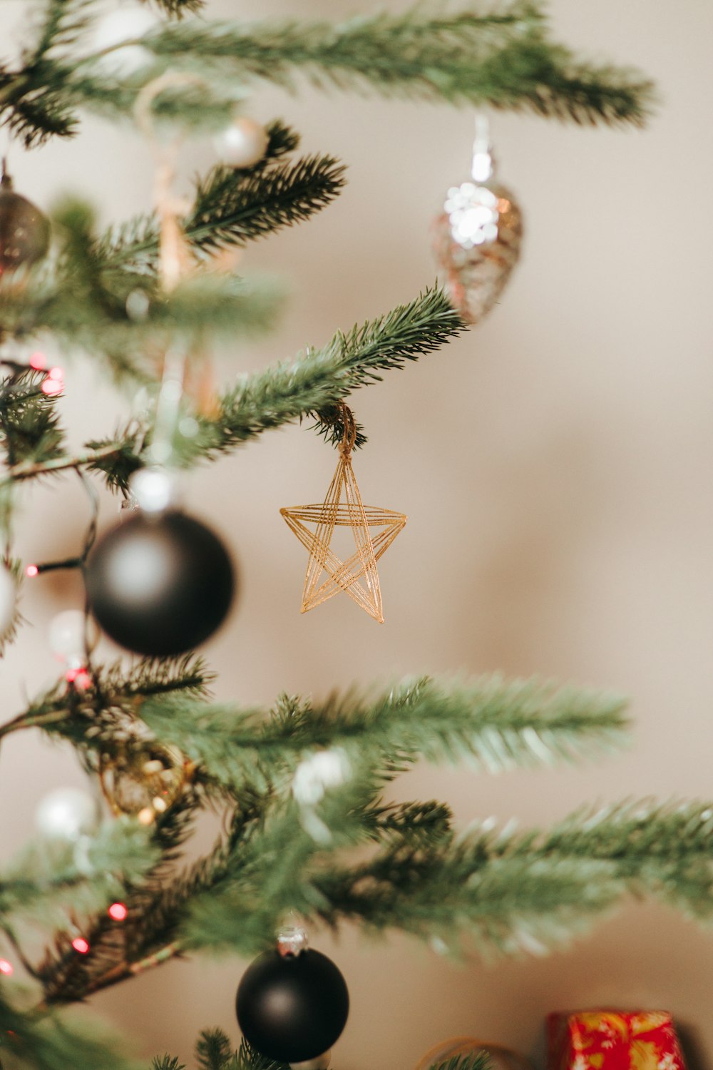 un sapin de Noël avec des ornements qui y sont suspendus