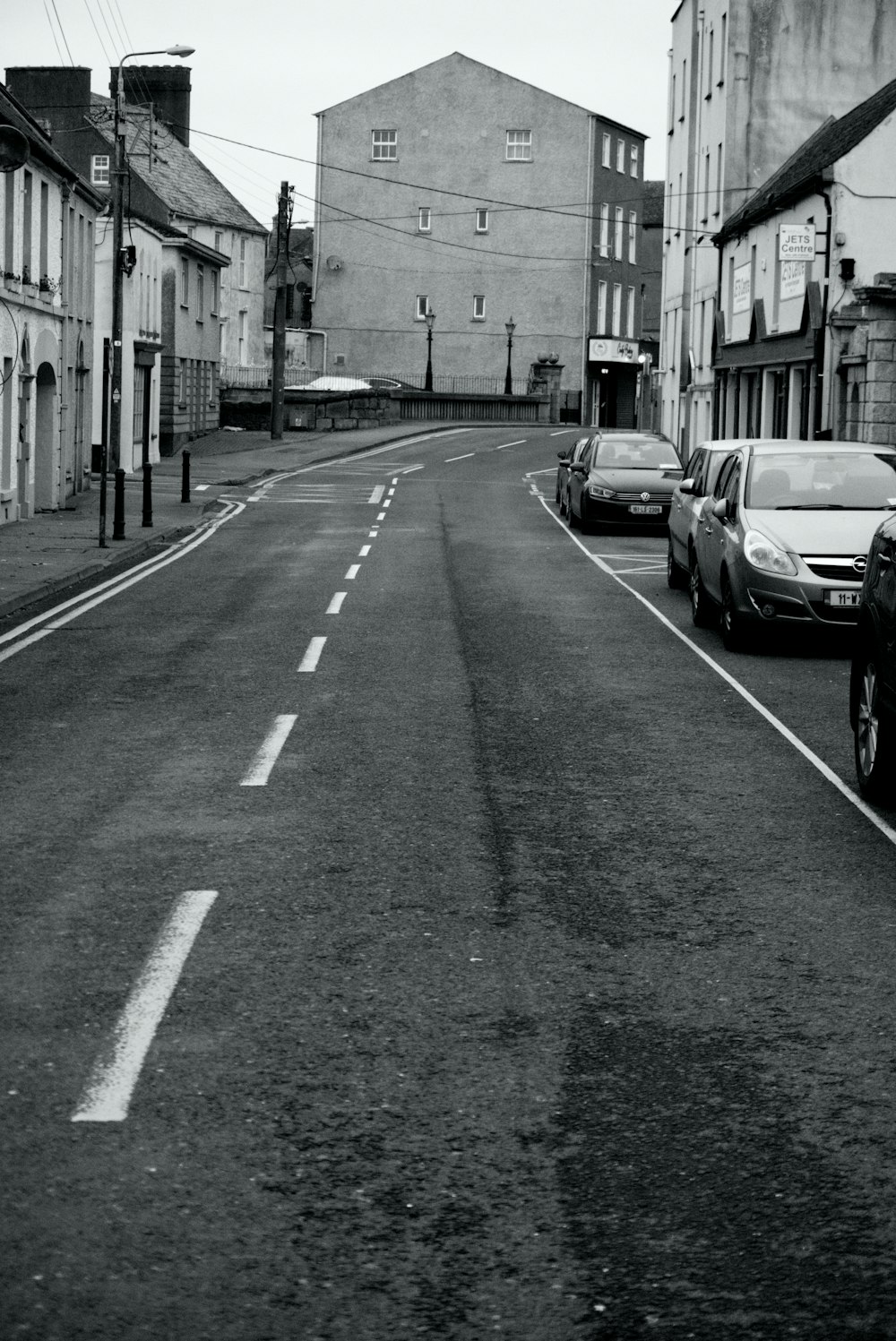 a black and white photo of a city street