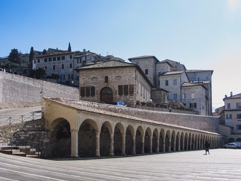 una persona che cammina lungo una strada accanto a un edificio