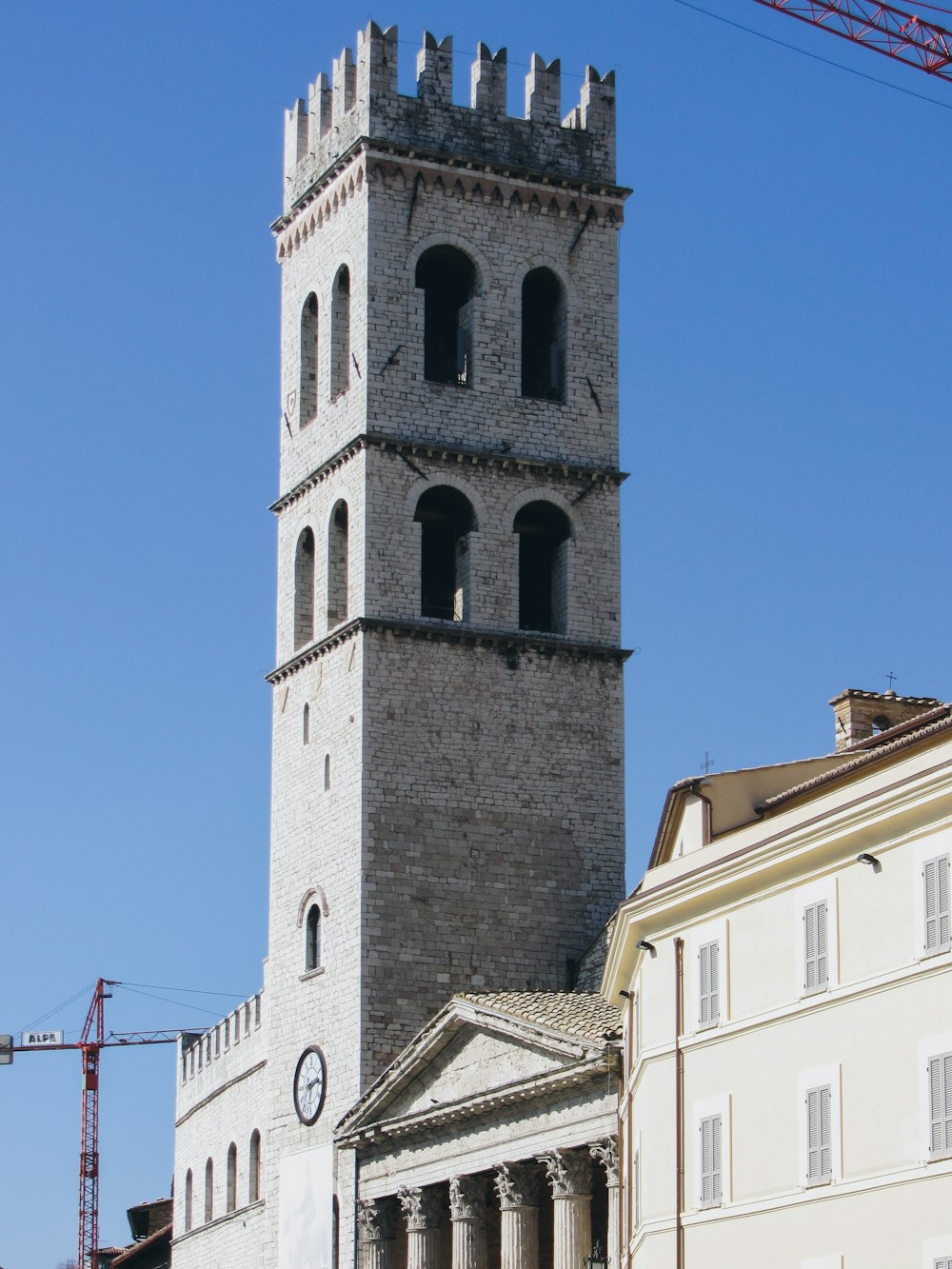 uma torre muito alta com um relógio ao seu lado