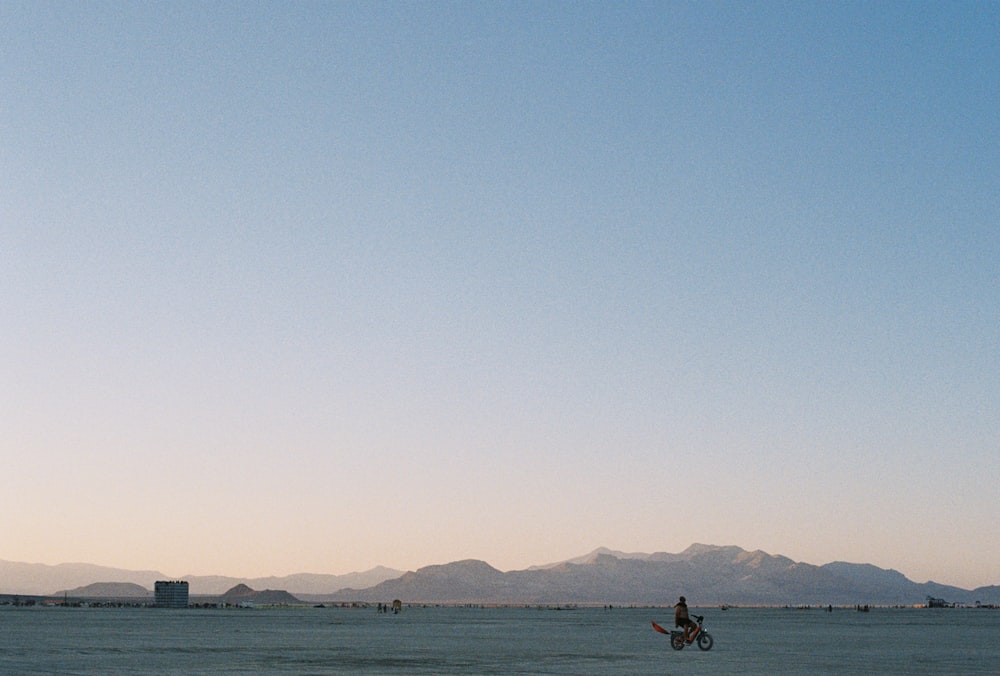 a person is flying a kite on the beach