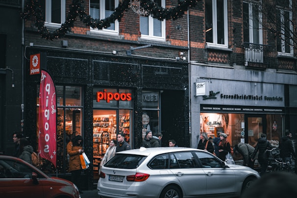A friendly Engels Paint Specialists team member assisting a customer inside the Van Hallstraat store.