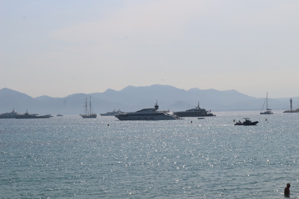 Un grupo de barcos flotando sobre una gran masa de agua