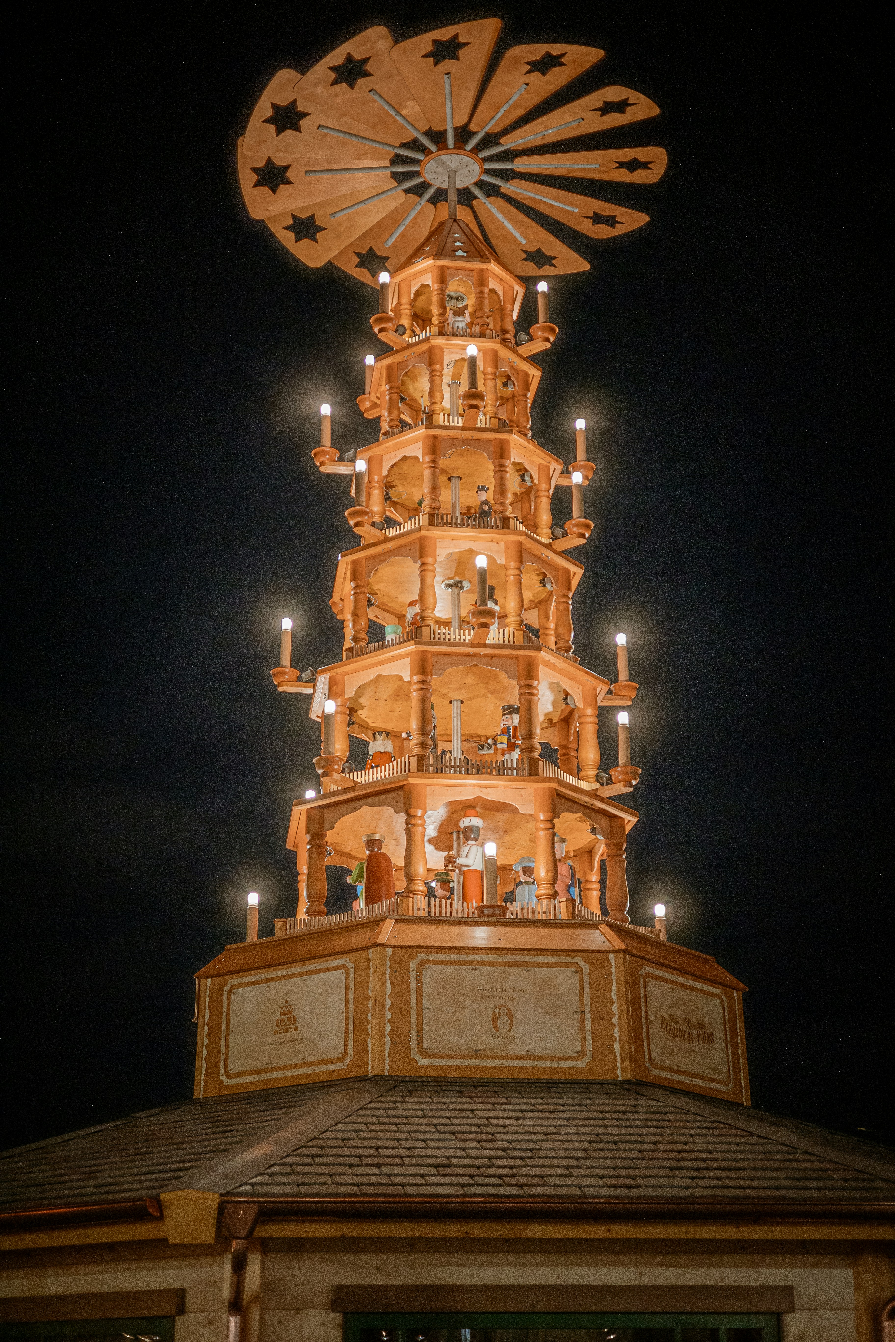 una torre alta con un reloj en la parte superior