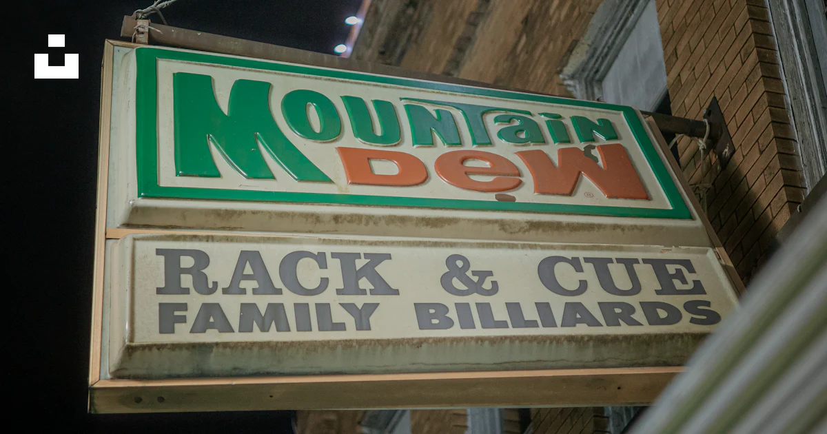 Foto Tanda embun gunung tergantung di sisi bangunan – Gambar Biliar ...