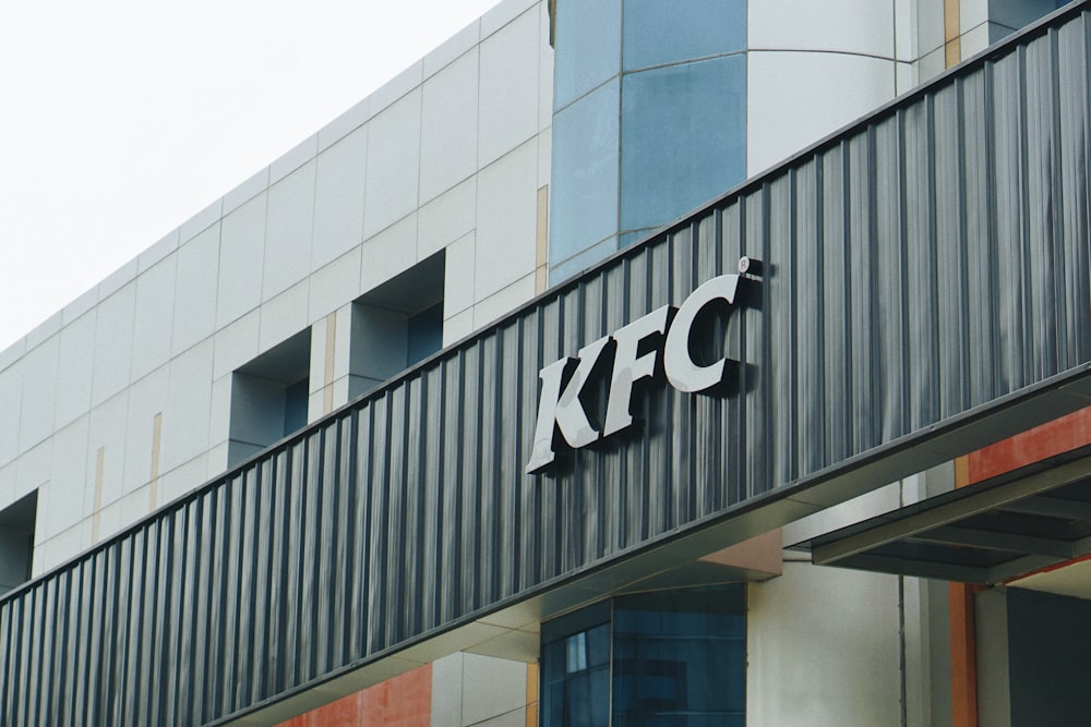 Un bâtiment avec une enseigne KFC sur le côté
