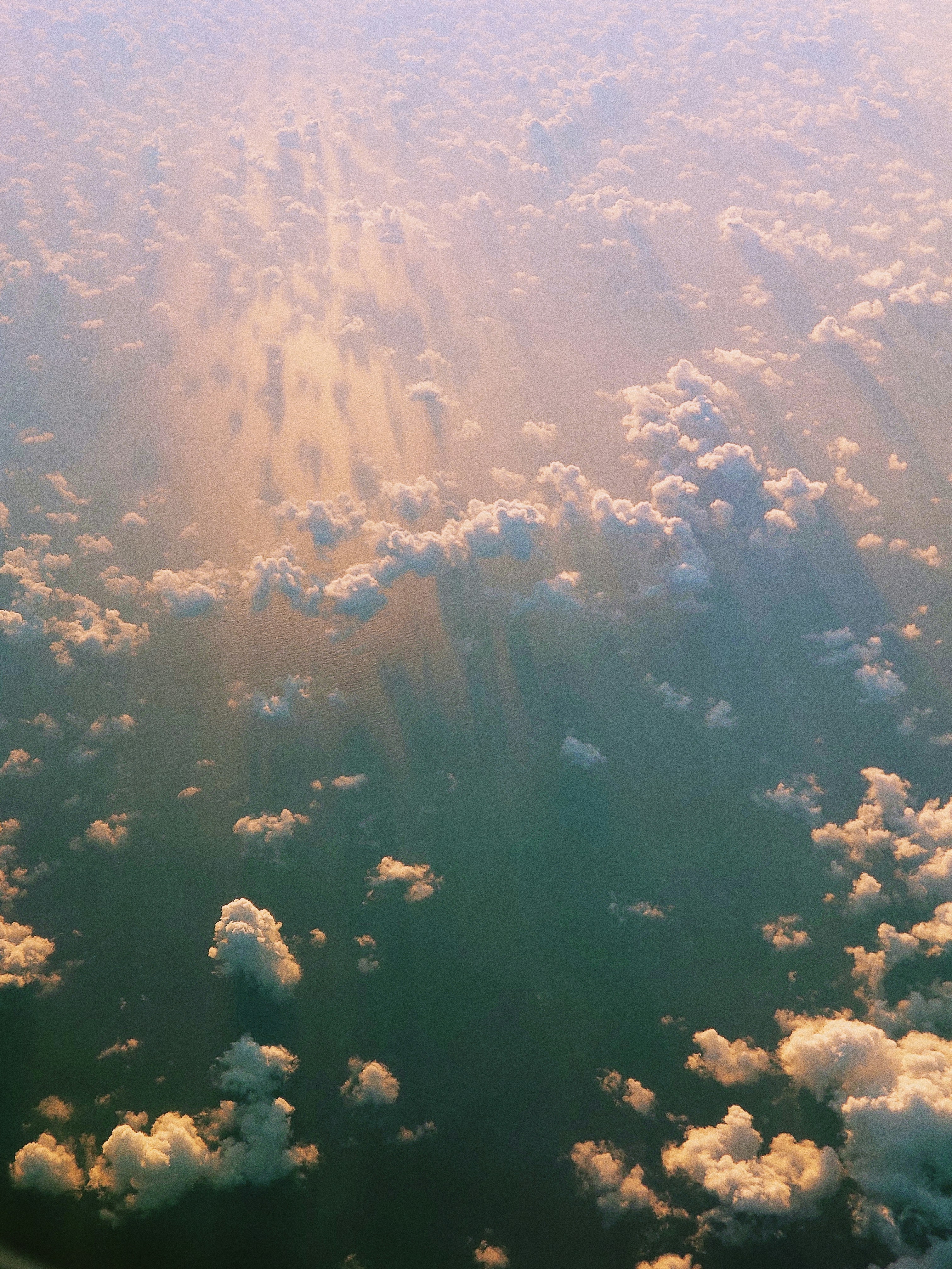 uma vista do céu e das nuvens de um avião