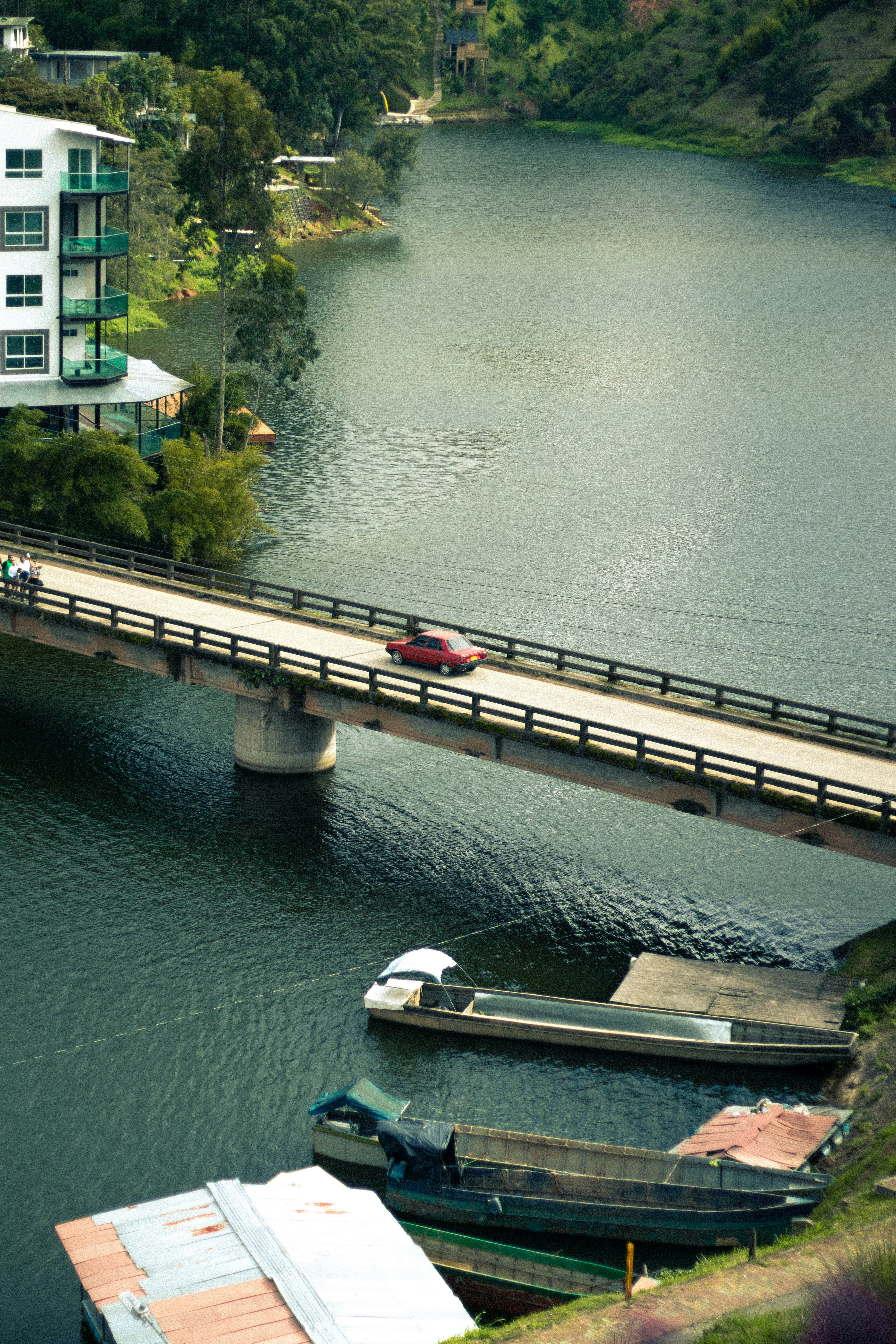 eine Brücke über ein Gewässer mit Booten darauf