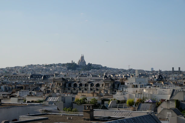 A panoramic view of Edinburgh’s skyline highlighting its tech and financial districts.