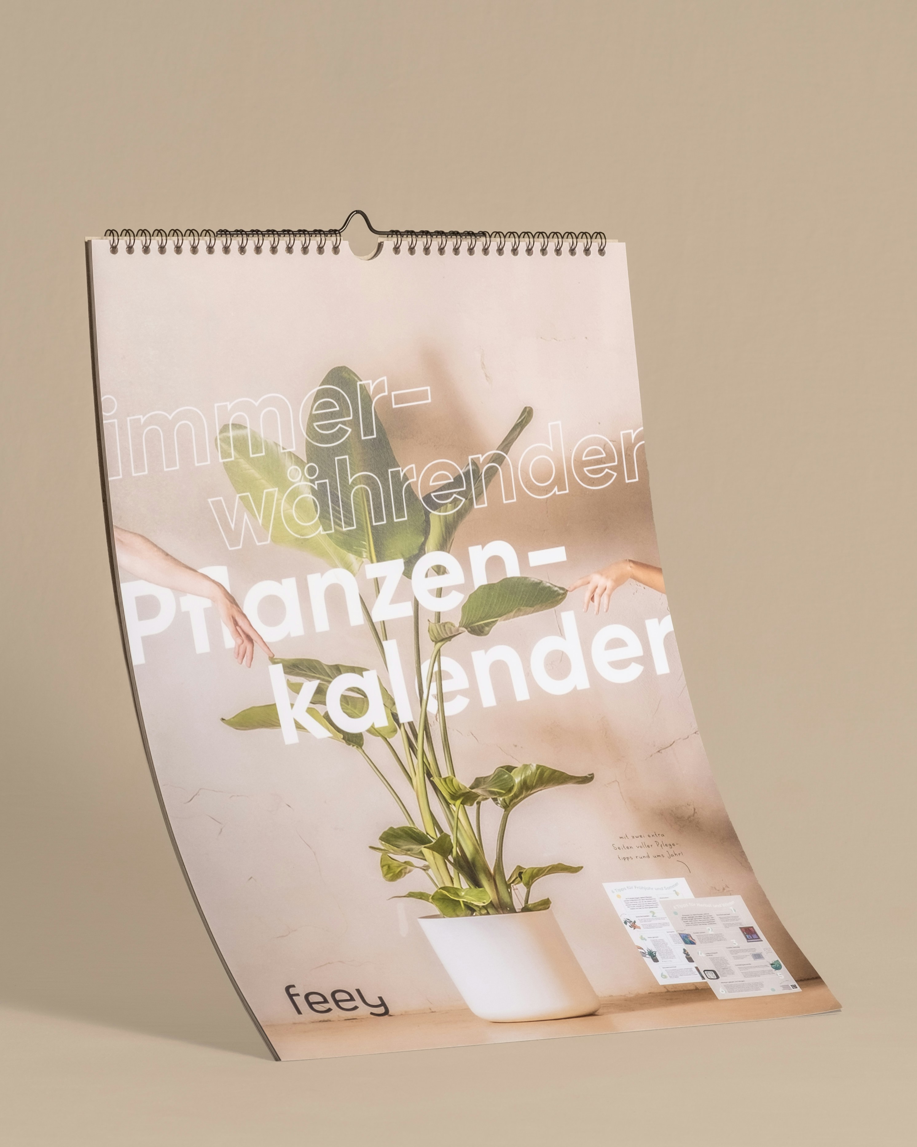un calendario con una planta sobre una mesa