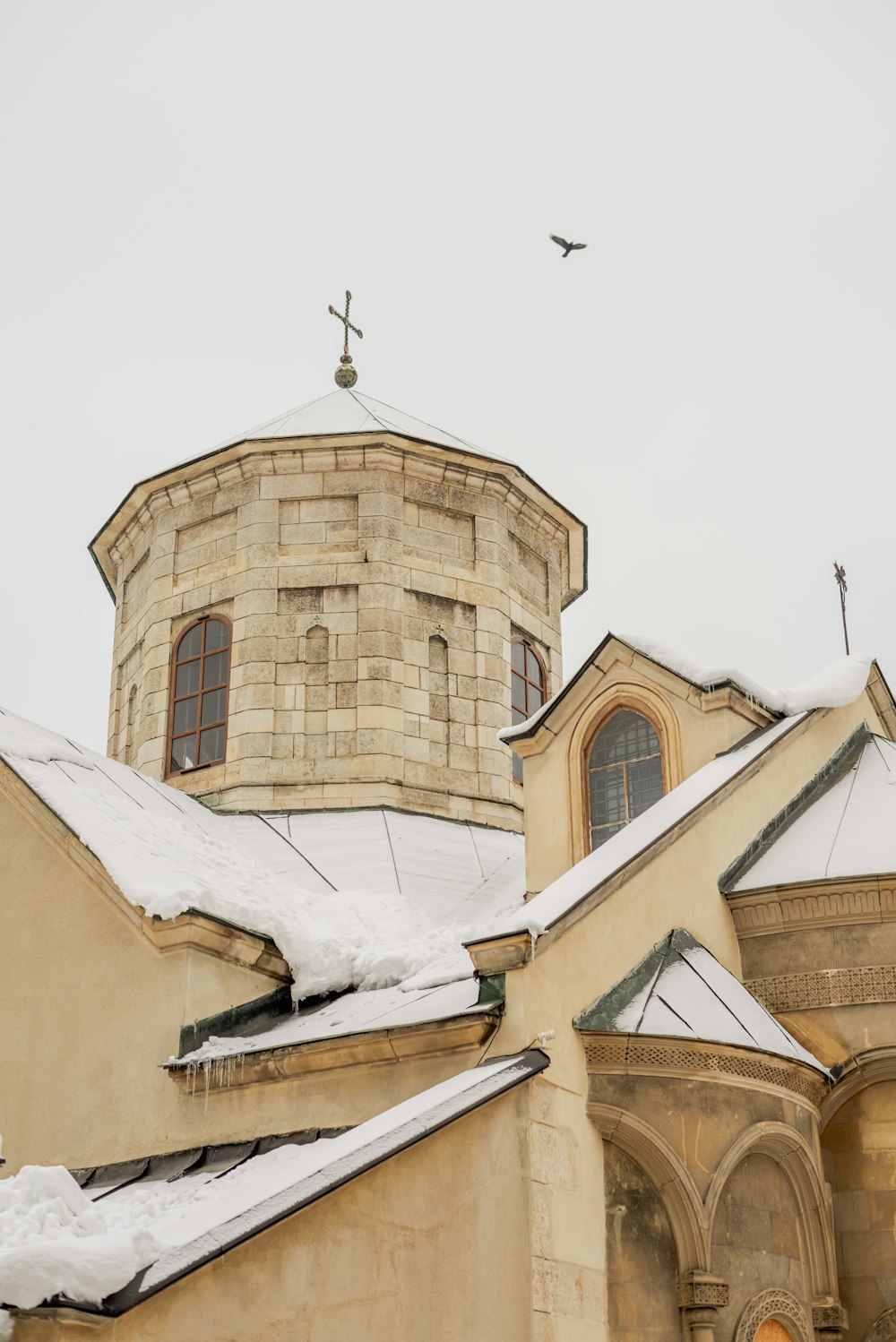 uma igreja com um campanário coberto de neve