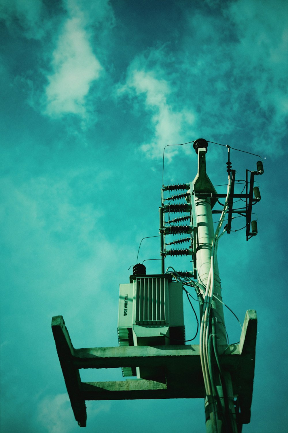 un ripetitore di telefonia mobile con un cielo blu sullo sfondo