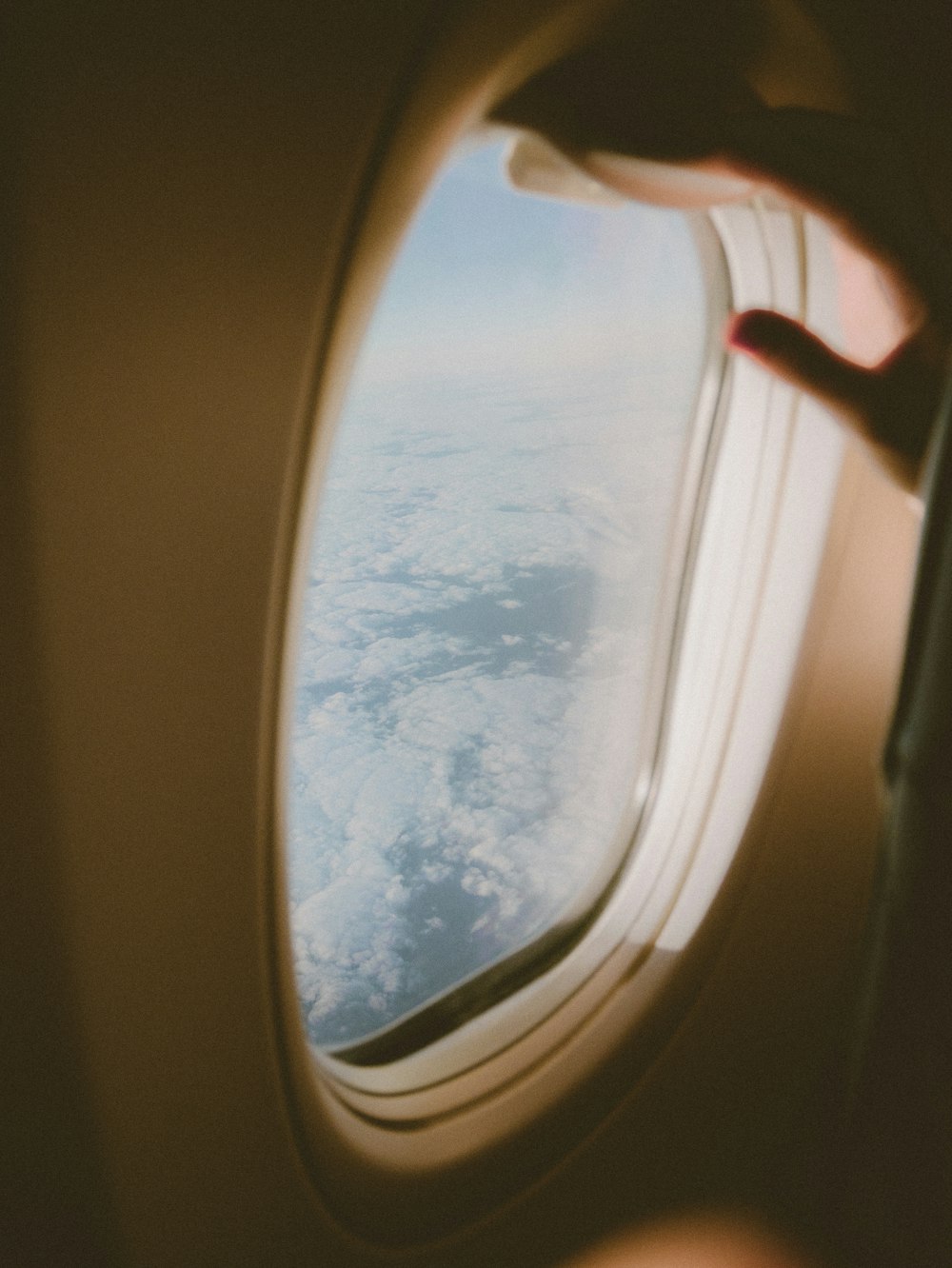 uma vista das nuvens a partir de uma janela de avião