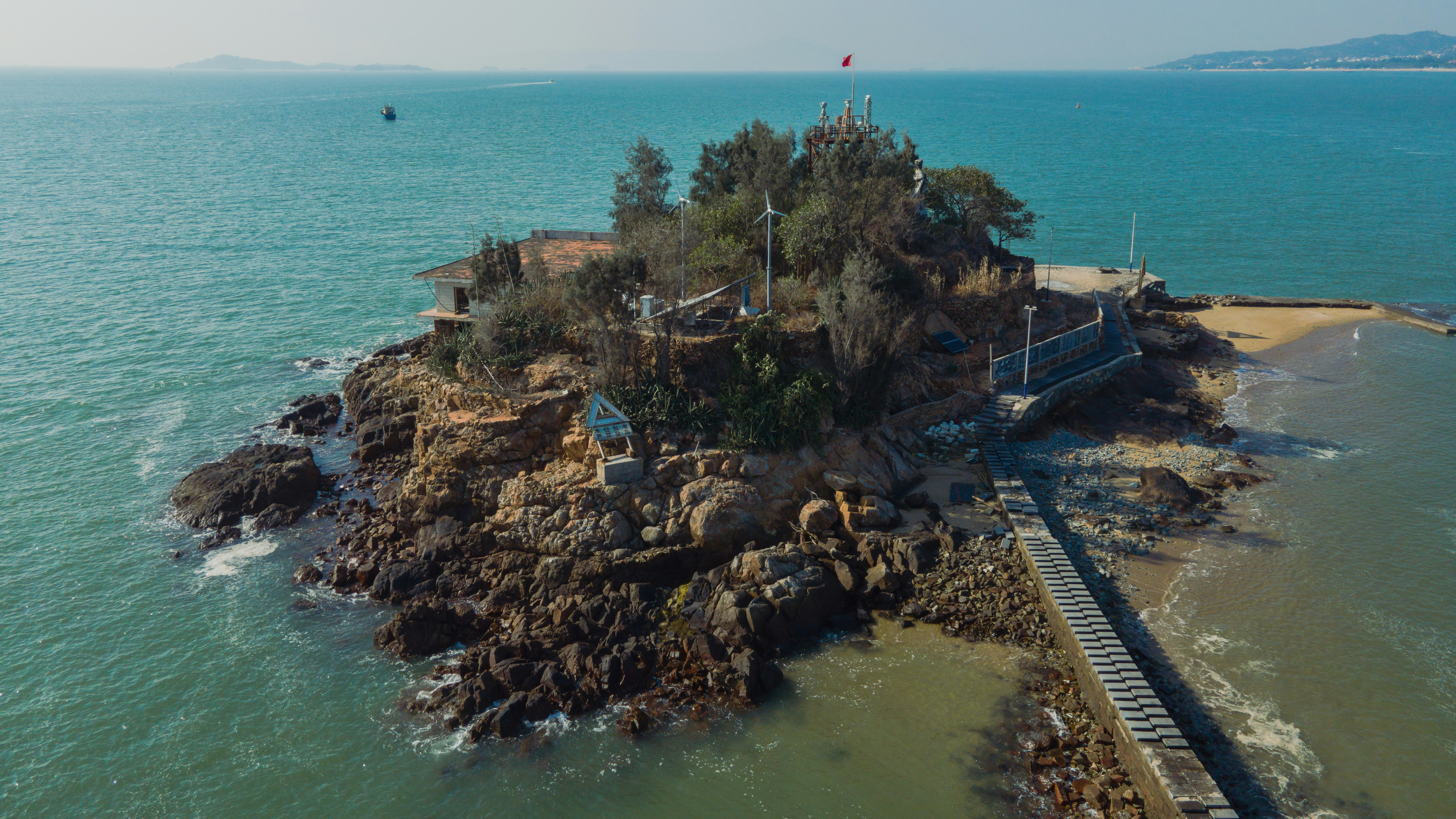 An aerial view of a small island in the middle of the ocean photo ...