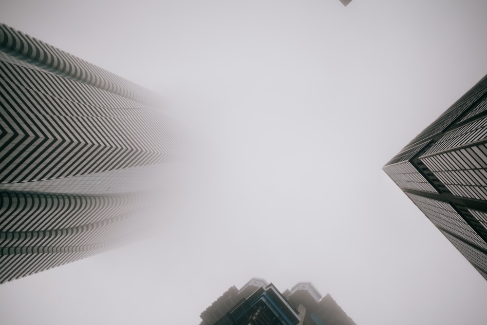 Alzando lo sguardo verso gli alti edifici in una città nebbiosa