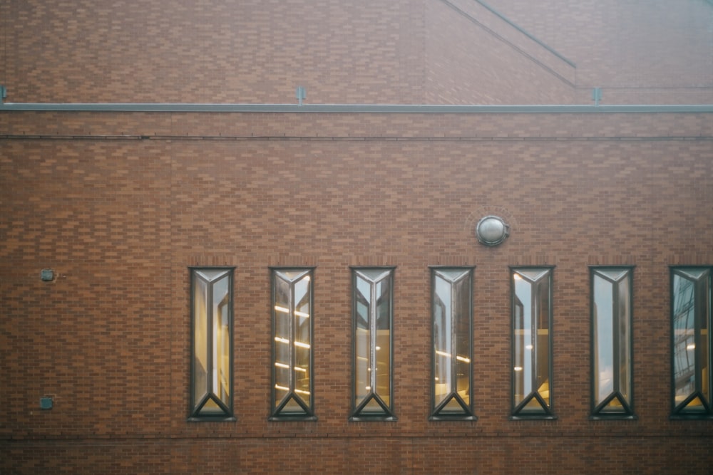 un edificio in mattoni con finestre e un orologio sul lato