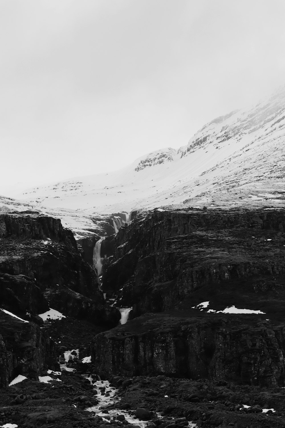 Ein Schwarz-Weiß-Foto eines verschneiten Berges