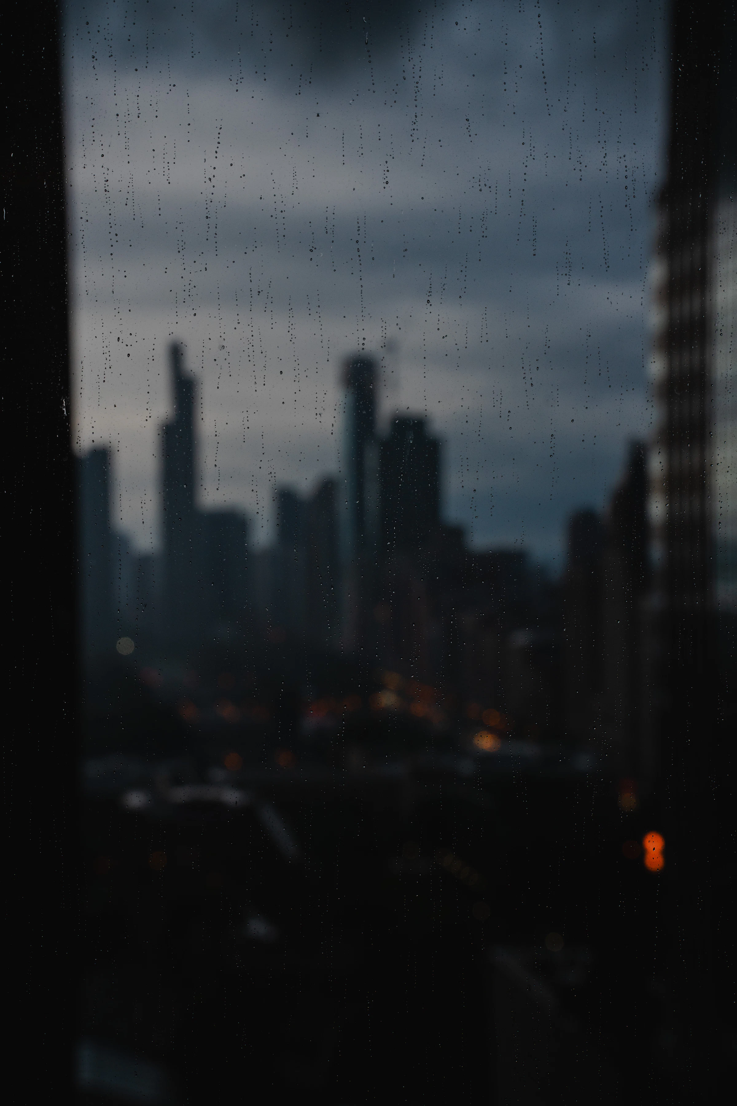 Une ville vue à travers une fenêtre, la nuit