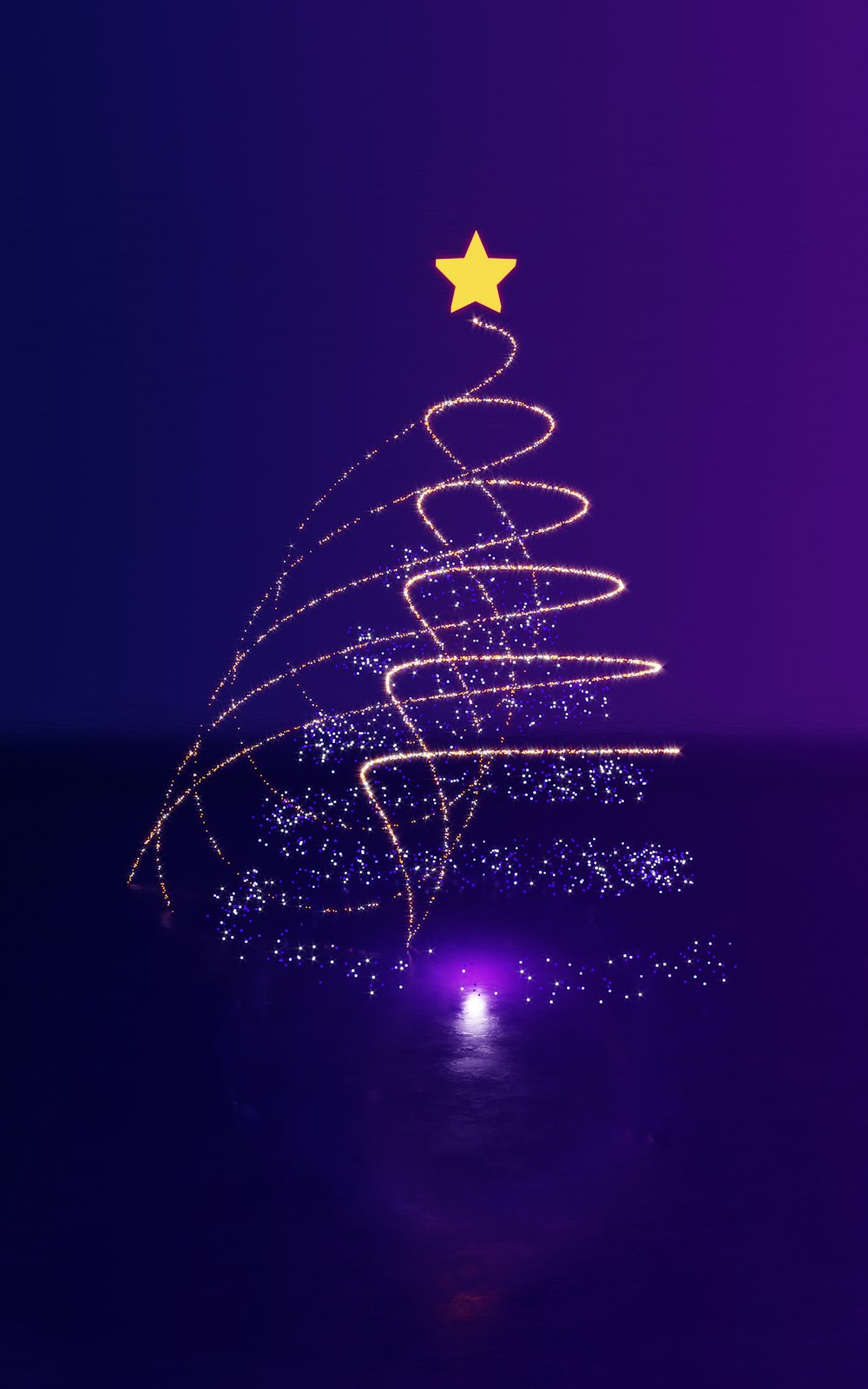 Un albero di Natale con una stella in cima