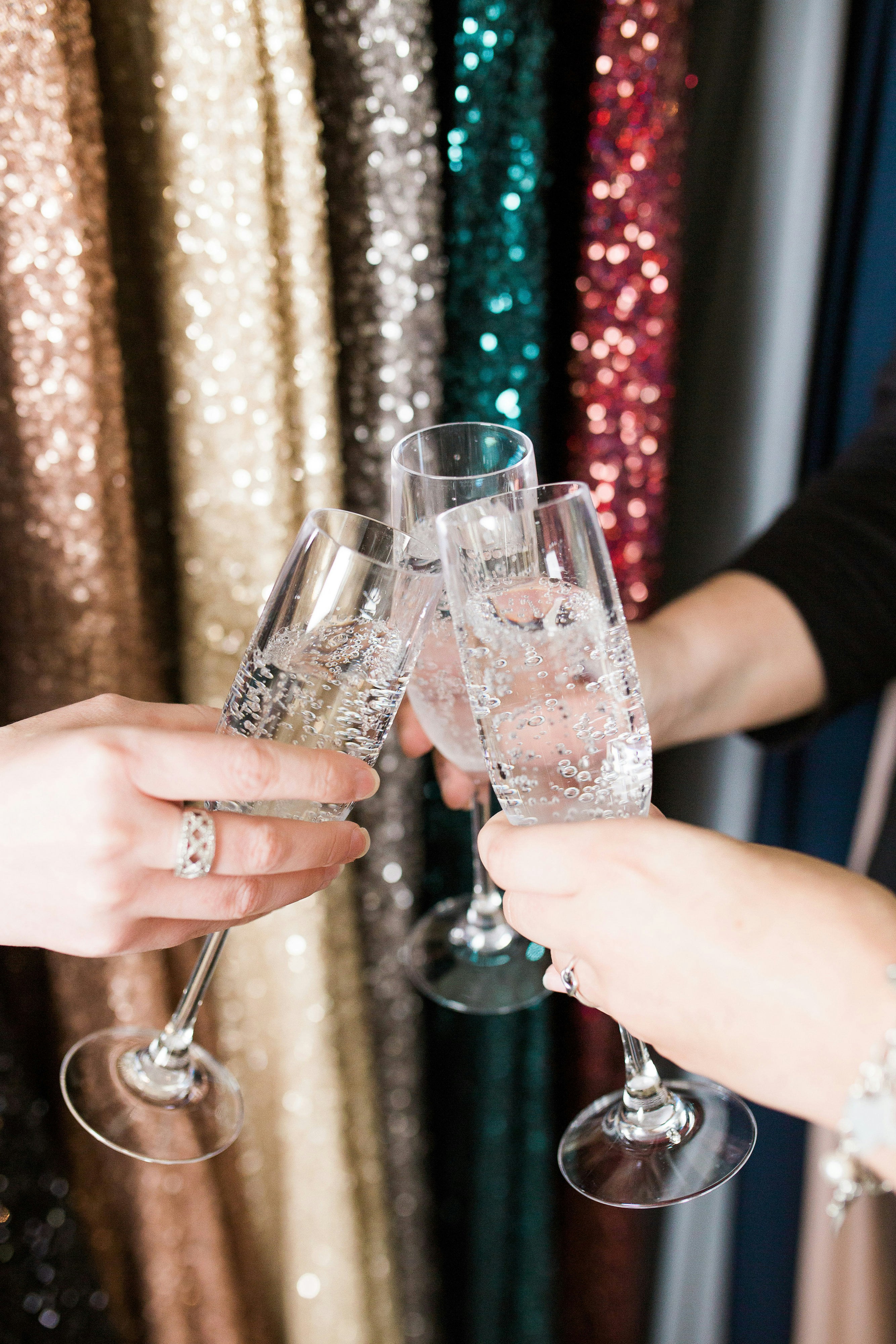 Un par de personas que sostienen copas de vino