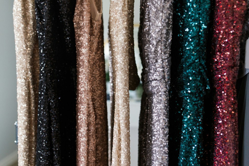 Rideau de sequins colorés suspendus, évocation des broderies scintillantes de la collection Elie Saab H&M