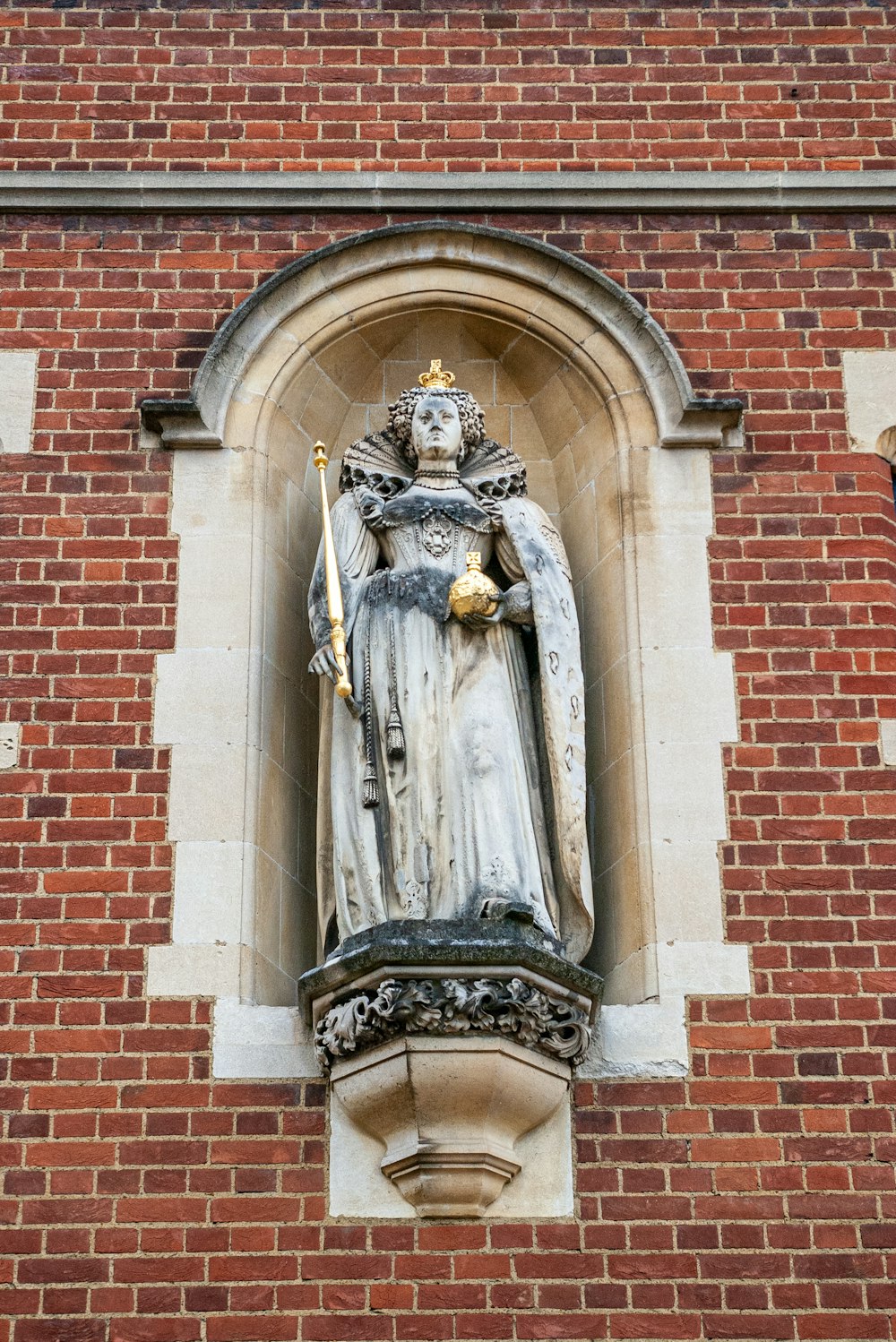 a statue of a woman with a crown on her head