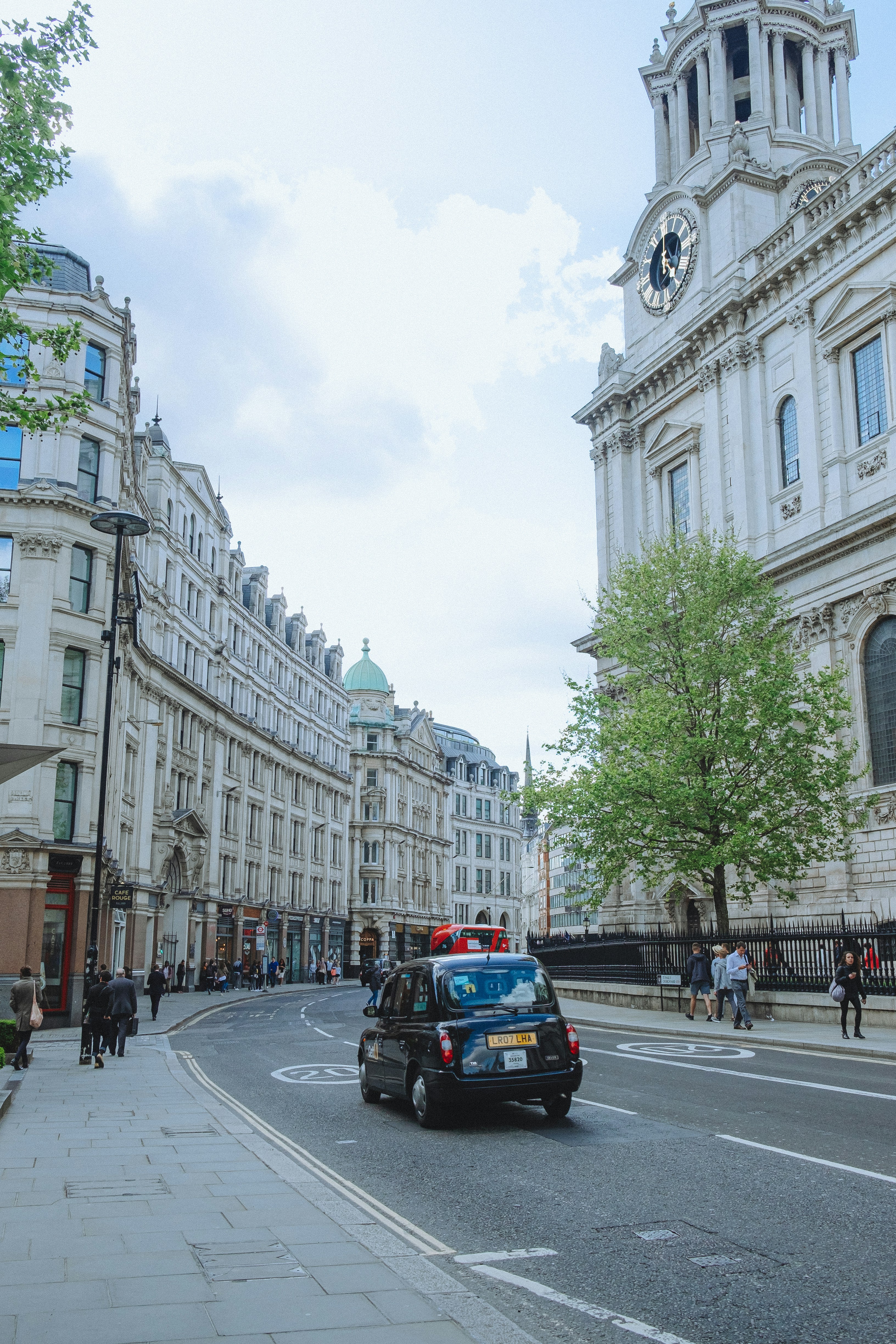 un'auto che percorre una strada accanto a edifici alti