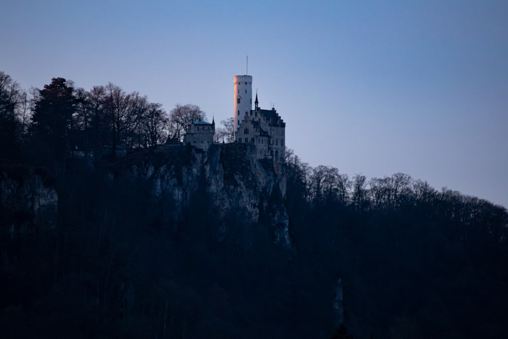 um castelo no topo de uma colina à noite