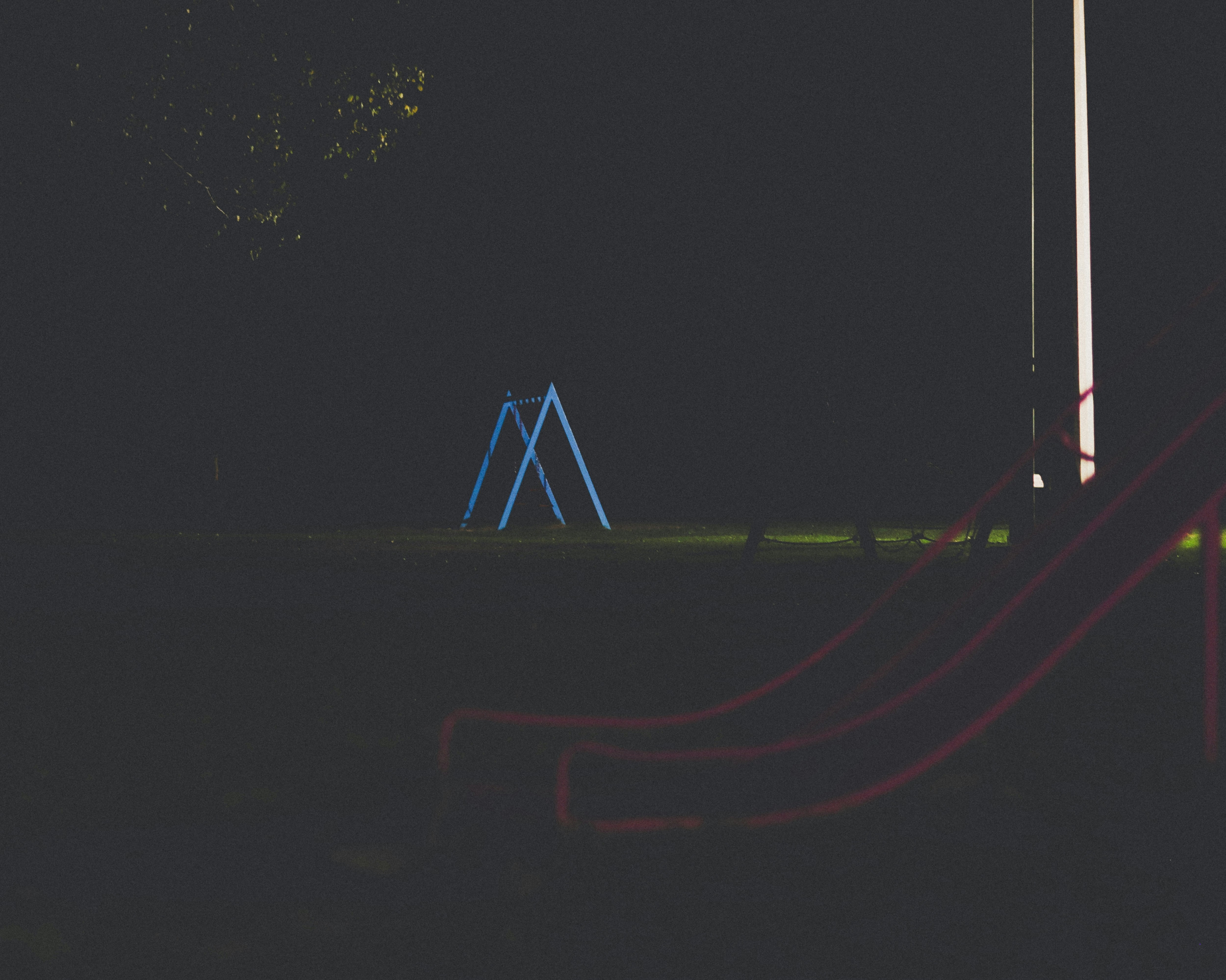 eine blau-rote Rutsche im Dunkeln