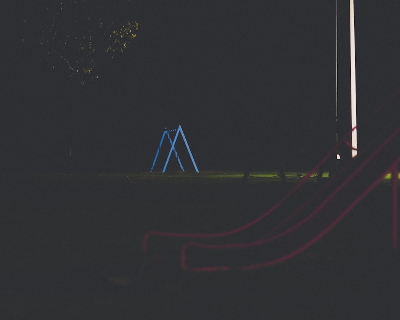 Tobogán iluminado en la noche