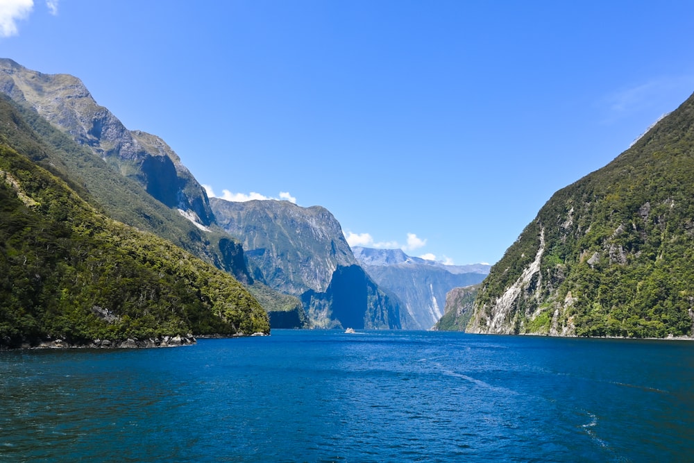 un grand plan d’eau entouré de montagnes