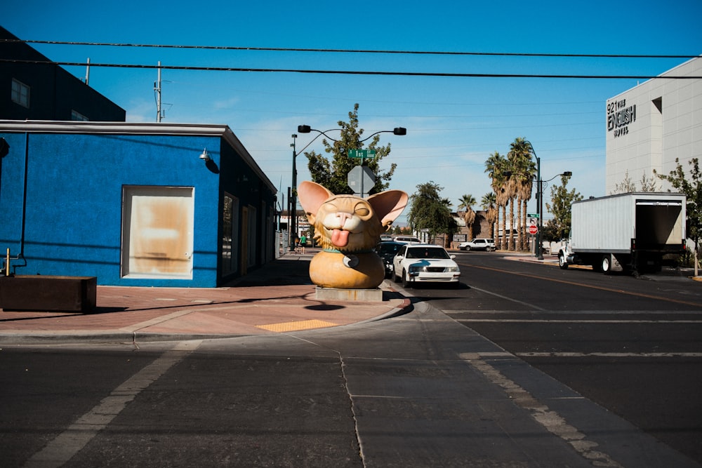 una gran escultura de rata al costado de una carretera